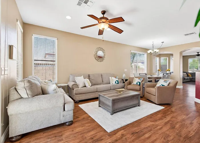 Family‑friendly 4‑bed | Patio, & Fast Wi‑fi Holiday home *