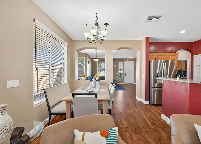 Family‑friendly 4‑bed | Patio, & Fast Wi‑fi Holiday home