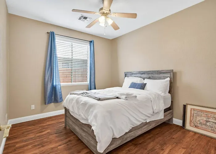 Family‑friendly 4‑bed | Patio, & Fast Wi‑fi Holiday home