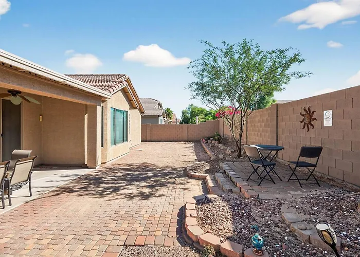Family‑friendly 4‑bed | Patio, & Fast Wi‑fi Holiday home