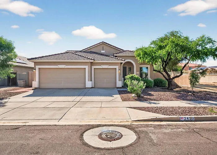 Family‑friendly 4‑bed | Patio, & Fast Wi‑fi Holiday home