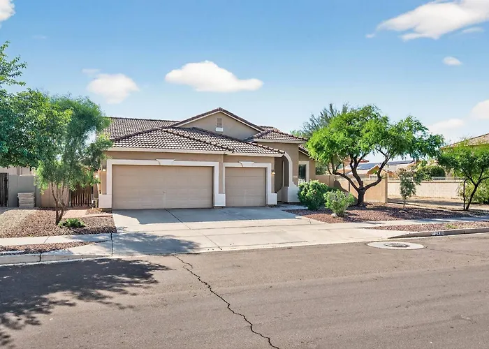Family‑friendly 4‑bed | Patio, & Fast Wi‑fi Holiday home *