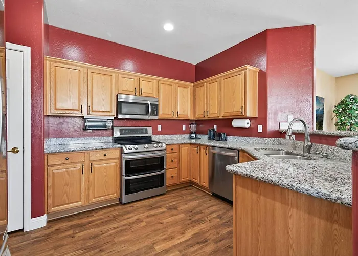 Family‑friendly 4‑bed | Patio, & Fast Wi‑fi Holiday home