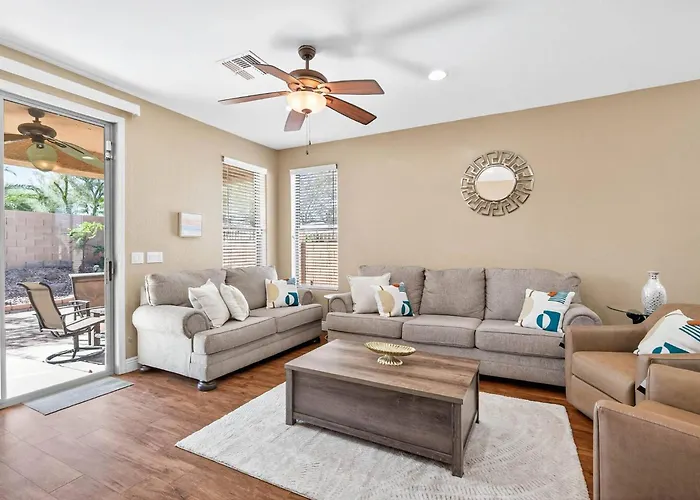 Family‑friendly 4‑bed | Patio, & Fast Wi‑fi Holiday home