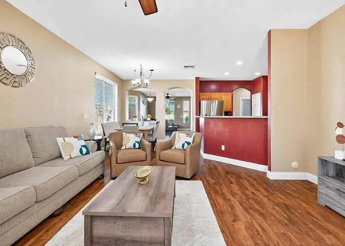 Family‑friendly 4‑bed | Patio, & Fast Wi‑fi Holiday home *